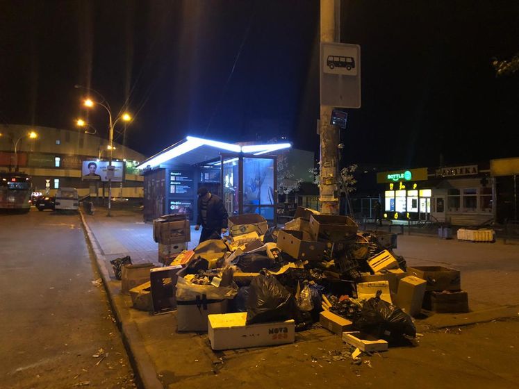 У Києві кандидат до Київради зібрав сміття після нелегальних торговців і збудував із нього стіну біля районного відділу із благоустрою