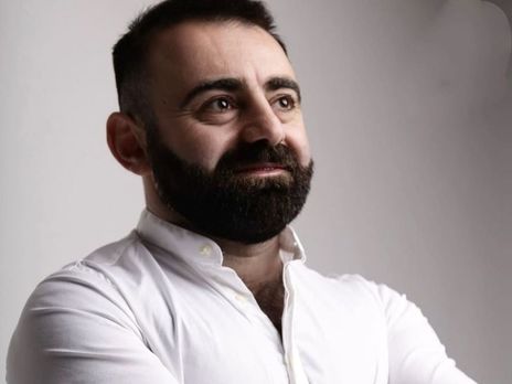 Арзуманян покатал Мейхер в образе монашки на мотоцикле