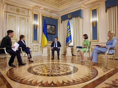 Зеленский дал интервью украинским телеканалам
