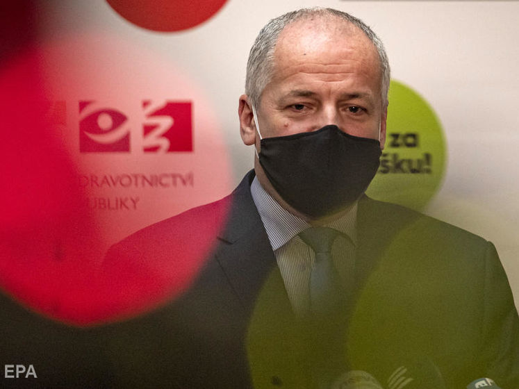 Министру здравоохранения Чехии предложили уйти в отставку. Его сфотографировали возле ресторана без маски
