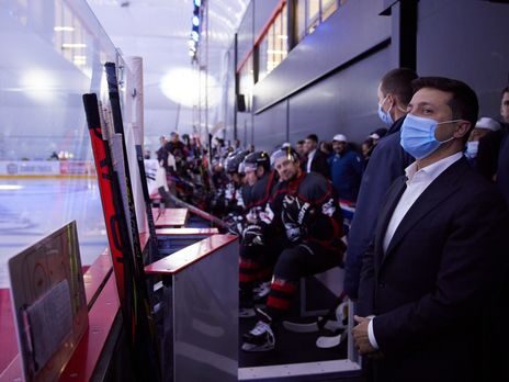 Зеленський злякався гучного звуку на льодовій арені в Маріуполі. Відео