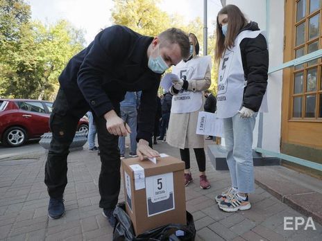 Волонтери, які проводять опитування від Зеленського, присутні біля 55% виборчих дільниць – 
