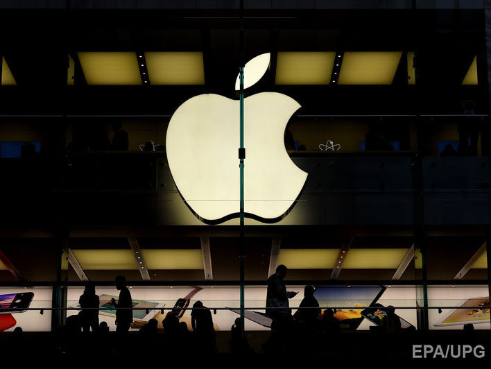 Во Франции мужчина пришел в Apple Store и разбил десяток iPhone. Видео