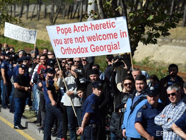 В Грузии папу римского встретили акцией протеста
