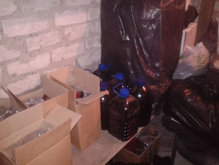 Прокуратура: Двое граждан, причастных к отравлению людей суррогатным алкоголем в Лимане, арестованы