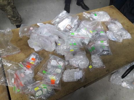 Госпогранслужба: Задержаны украинцы, намеревавшиеся вывезти в Россию 7 кг серебряных украшений