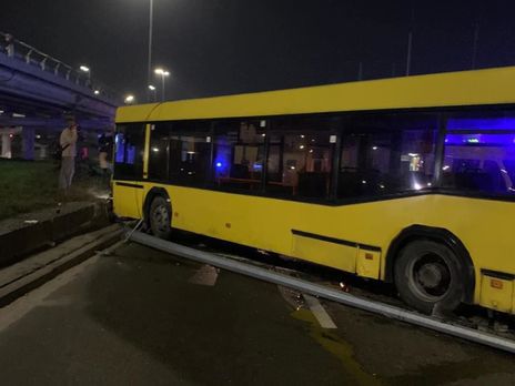 В Киеве у станции метро автобус снес МАФ, есть погибший и пострадавшие