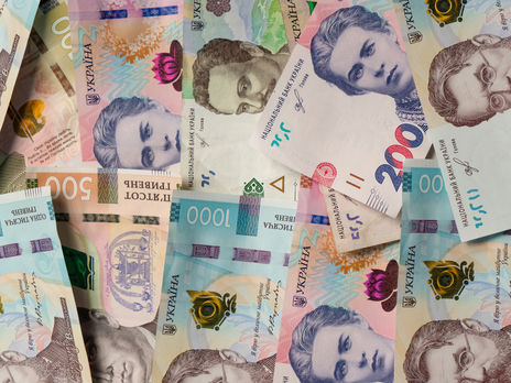 Гривна подешевела по отношению к доллару и подорожала к евро