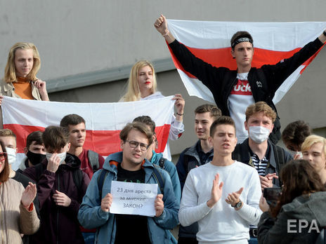 У Білорусі військові комісари чергують у деканатах університетів. Вони видають повістки відрахованим студентам