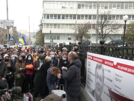 Під КСУ відбулася акція протесту у зв'язку з рішеннями про скасування низки норм антикорупційного законодавства. Трансляція