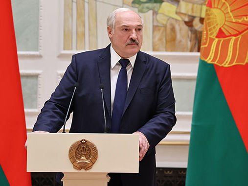 Лукашенко: Нам отступать некуда, с сегодняшнего дня в плен никого не берем