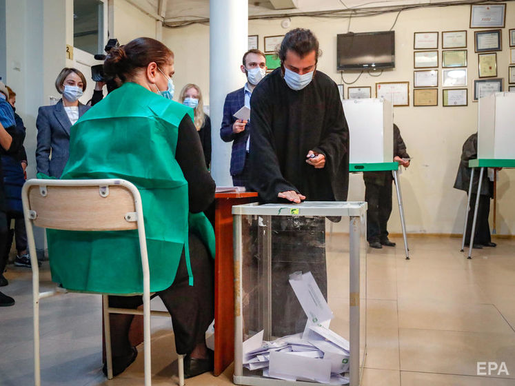 На парламентских выборах в Грузии экзит-поллы прогнозируют победу правящей партии, на втором месте – блок Саакашвили