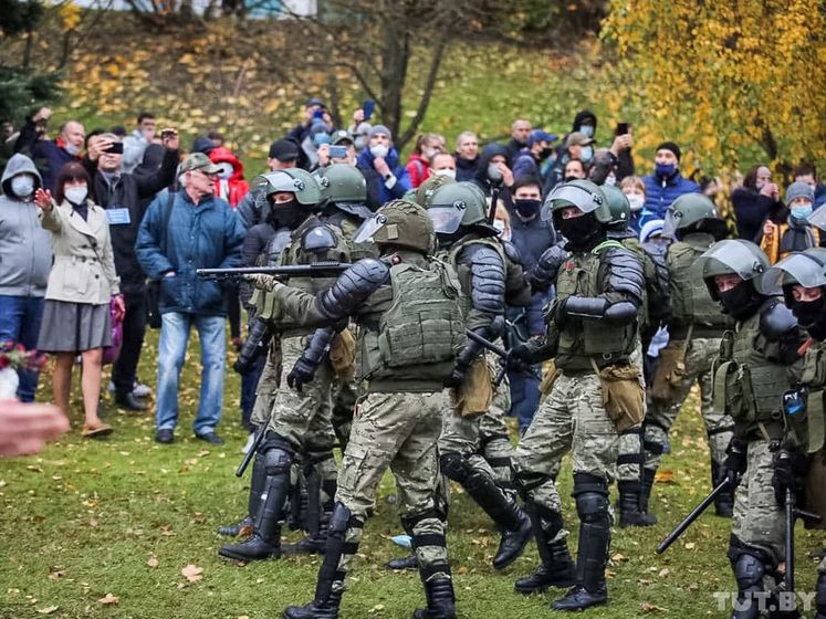 В Минске начались задержания протестующих. Слышны выстрелы и взрывы гранат