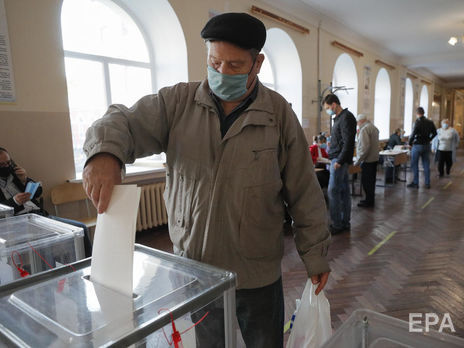 Наблюдатели заметили вброс бюллетеней в одной из киевских школ