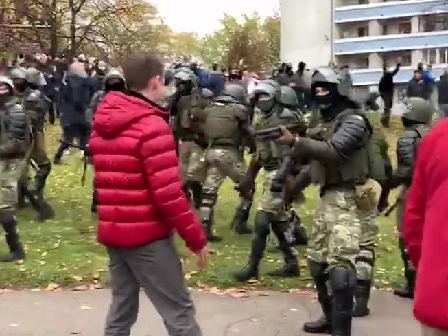 У Мінську силовик наставив зброю на протестувальника. Той розстебнув куртку і крикнув: "Стріляй!"