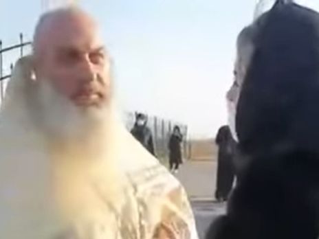 У Росії на похороні вчительки п'яний священник влаштував бійку і назвав парафіян 