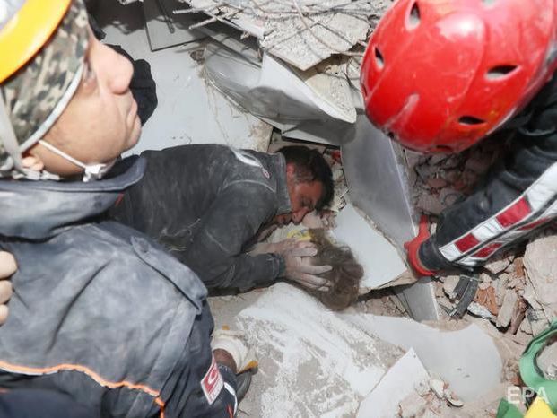 Землетрясение в Турции. Спасатели достали из-под завалов трехлетнюю девочку
