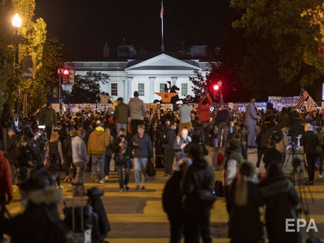 Под Белым домом собралось несколько сотен протестующих против Трампа