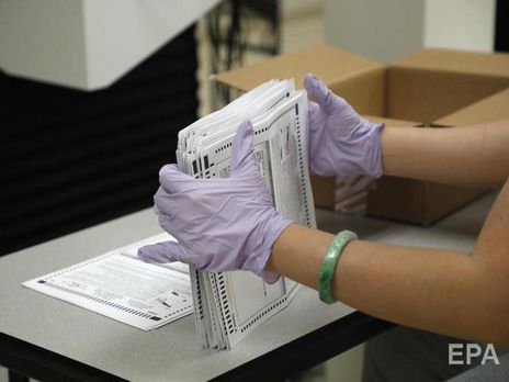 На выборах президента США Байден набирает 118 голосов выборщиков, Трамп – 99 – подсчет Reuters