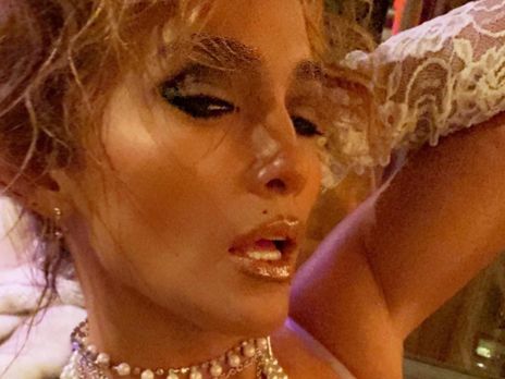 51-летняя Лопес надела свадебное платье