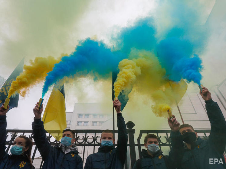 Украинцы недовольны решением КСУ об отмене части антикоррупционных норм. Опасаются потерять безвиз – опрос