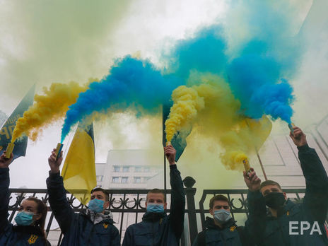 Українці незадоволені рішенням КСУ про скасування частини антикорупційних норм. Побоюються втратити безвіз – опитування