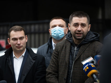 Народные депутаты передали в КСУ заявление с призывом к судьям добровольно сложить полномочия