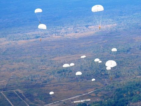 Украинские десантники-резервисты отработали элементы прыжка с парашютом. Фоторепортаж