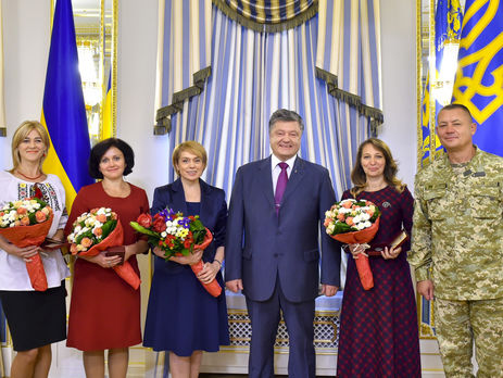 Порошенко заявил, что зарплата учителей в 2017 году должна увеличиться на треть