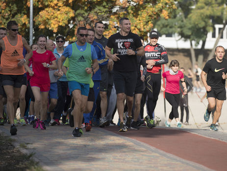 Братья Кличко вместе с киевлянами протестировали первую в Украине беговую дорожку. Фоторепортаж