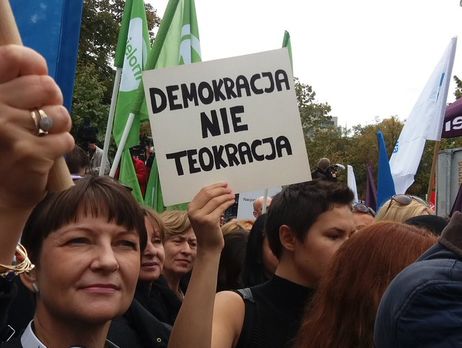 Тысячи жителей Варшавы вышли на протест против запрета абортов. Фоторепортаж