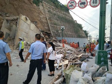 В Китае из-за оползня обрушились два жилых дома