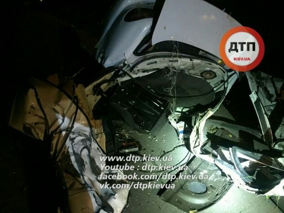 В Киеве в результате ДТП иномарку разорвало на две части, погибло четыре человека