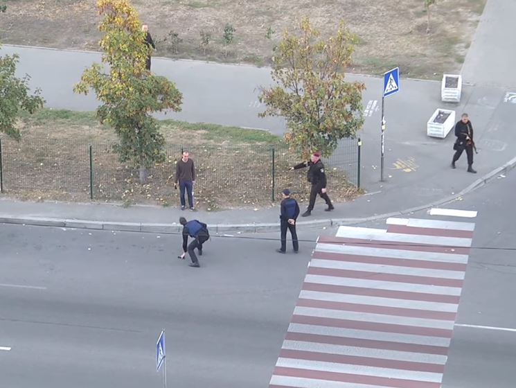 В сети появилась запись задержания полицией вооруженного мужчины в Киеве. Видео