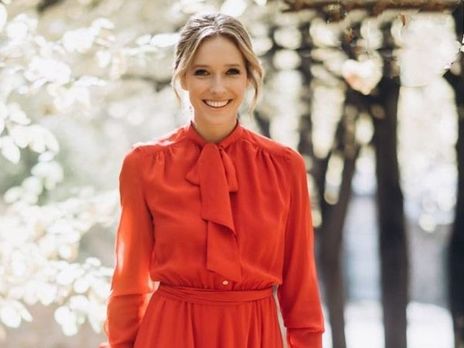 Осадча в біло-червоному вбранні висловилася на підтримку протестів у Білорусі