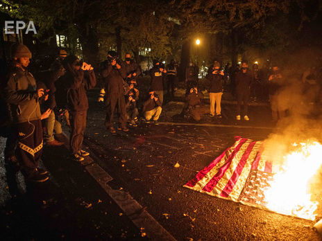 У Портленді мітингувальники спалили прапор США