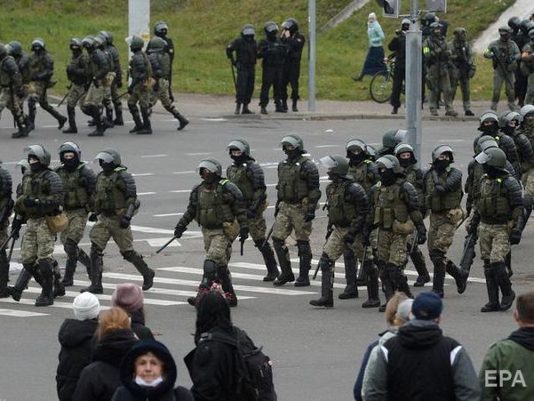Глава управления МВД Беларуси заявил, что нападающих на силовиков "бандитов" они "живьем брать не будут"