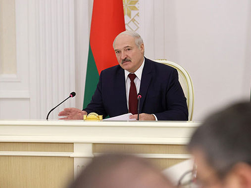 Лукашенко: Я отдал распоряжение не впускать в страну тех "умных" белорусов, которые выехали за пределы страны в это непростое время