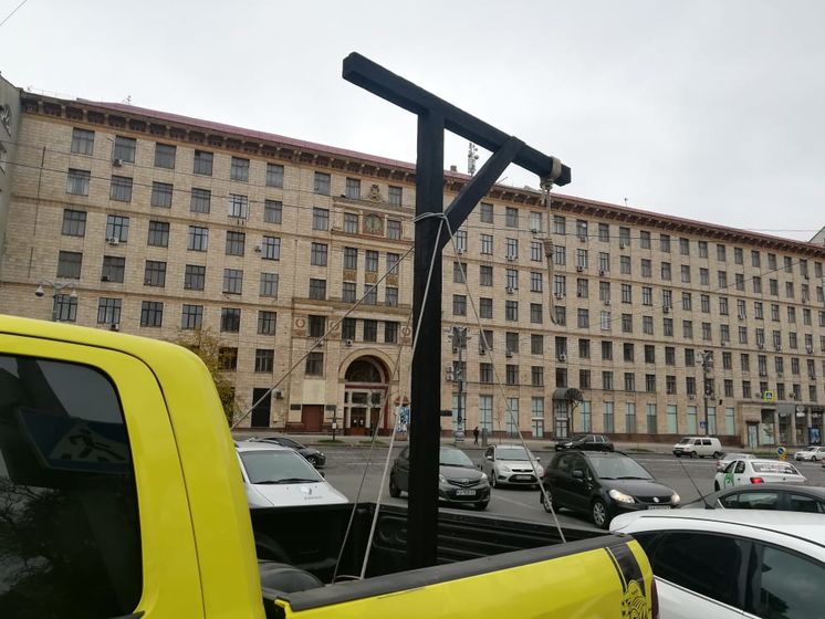 Активісти встановили шибеницю під будинком голови КСУ Тупицького