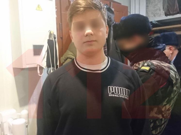 "Не пускали гуляти". У Росії 15-річний підліток із пістолетом і ножем напав на свою сім'ю