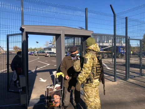 Українські прикордонники пропускають громадян на вхід і вихід з ОРЛО