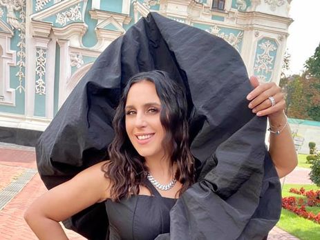 Джамала обсипала себе пелюстками жовтої хризантеми