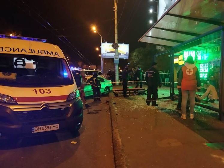 В Одесі автомобіль в'їхав у зупинку, чотири людини постраждали