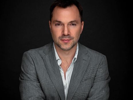 Арестович заявил, что Россия хочет уйти с Донбасса, потому что считает его украинским