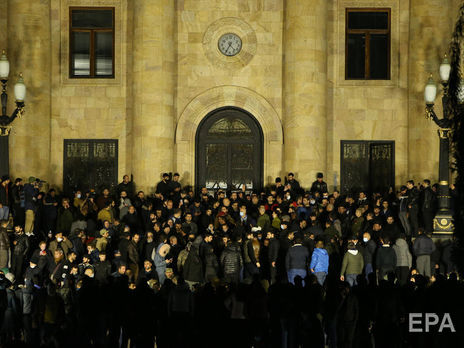 В Армении задержали шесть человек по подозрению в захвате власти. Они митинговали против окончания войны в Карабахе