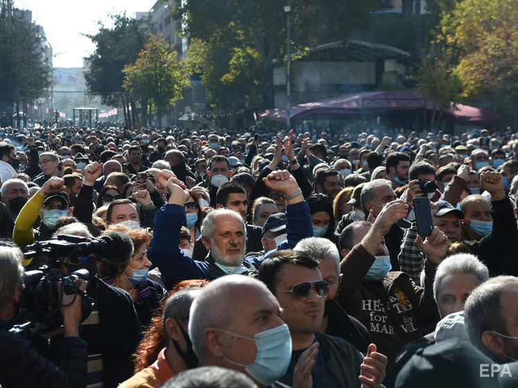 В Ереване митингуют несогласные с прекращением боевых действий в Нагорном Карабахе. Видео