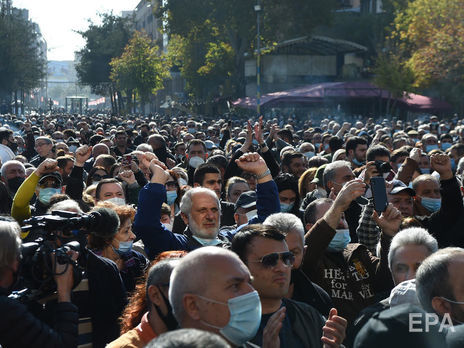 У Єревані мітингують люди, не згодні із припиненням бойових дій у Нагірному Карабасі. Відео