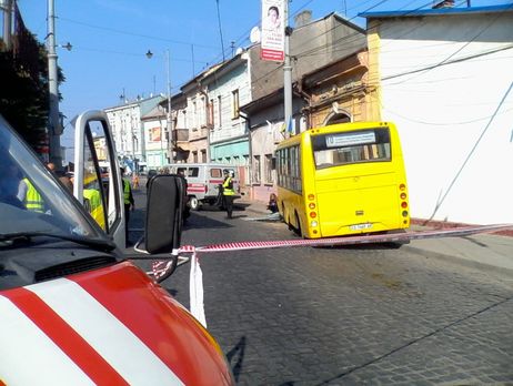 В Черновцах из-за недомогания водитель маршрутки сбил пешехода и врезался в дом