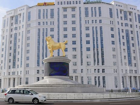 В столице Туркменистана установили золотой памятник алабаю