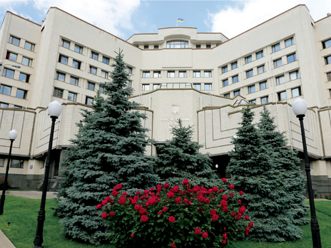 Рішення КСУ заблокувало перевірку фінзвітів партій для НАЗК